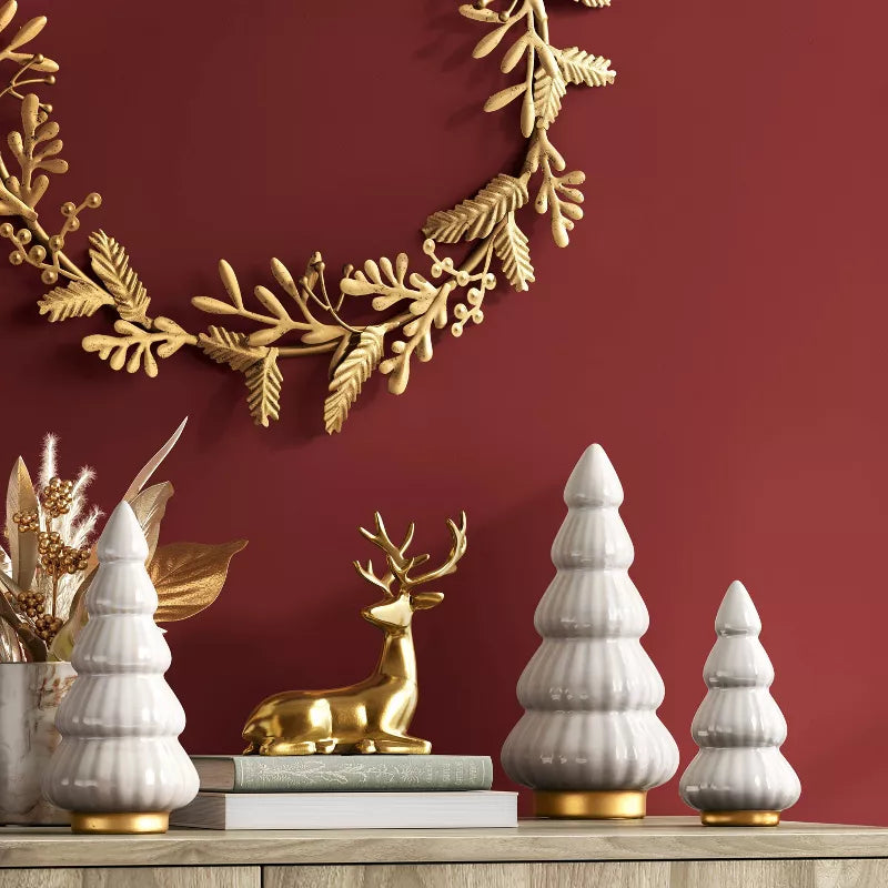 Kleine decoratieve keramische kerstboom met golvende rand in ivoorkleur